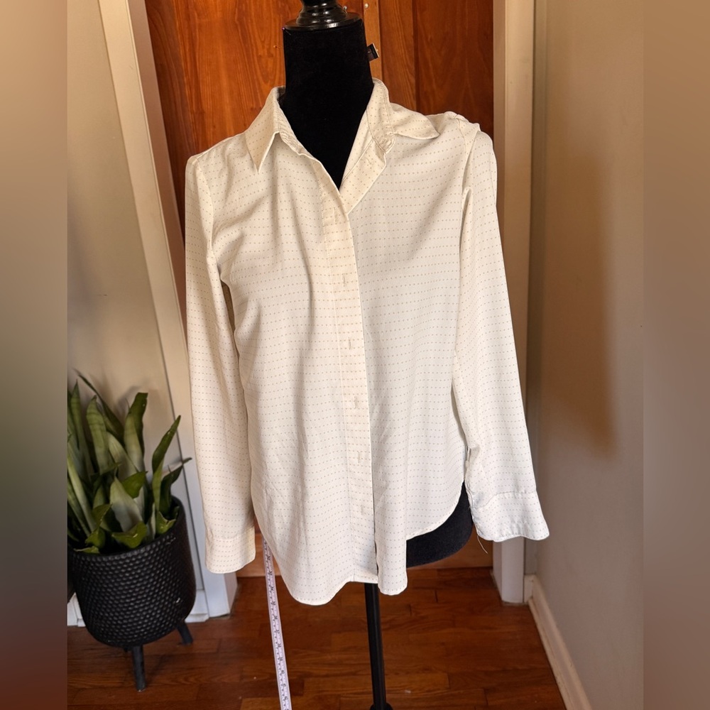 Super Nice white button up with/dots
